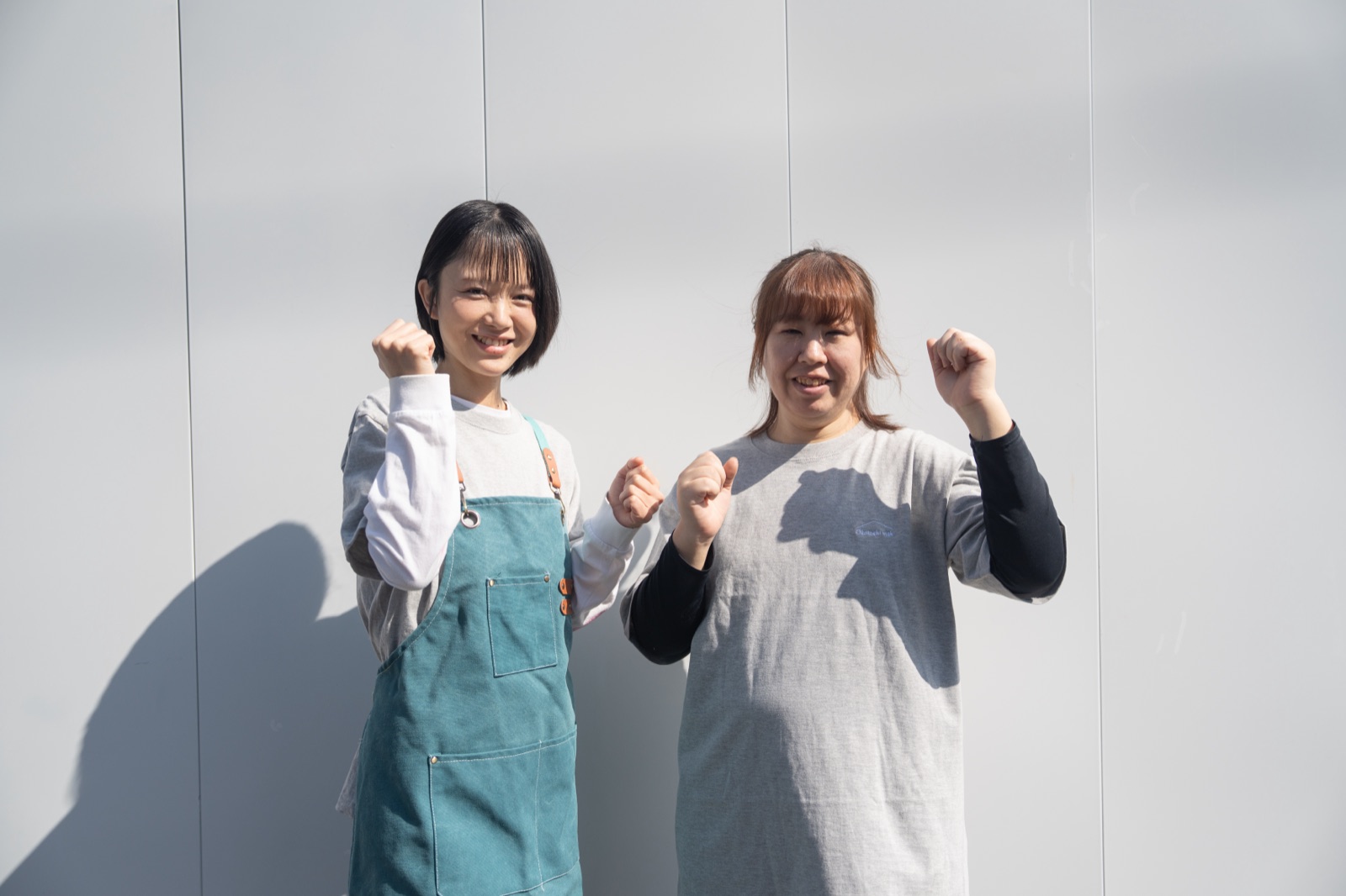 クリップボードに記入しながら笑顔でヒアリングする女性スタッフ