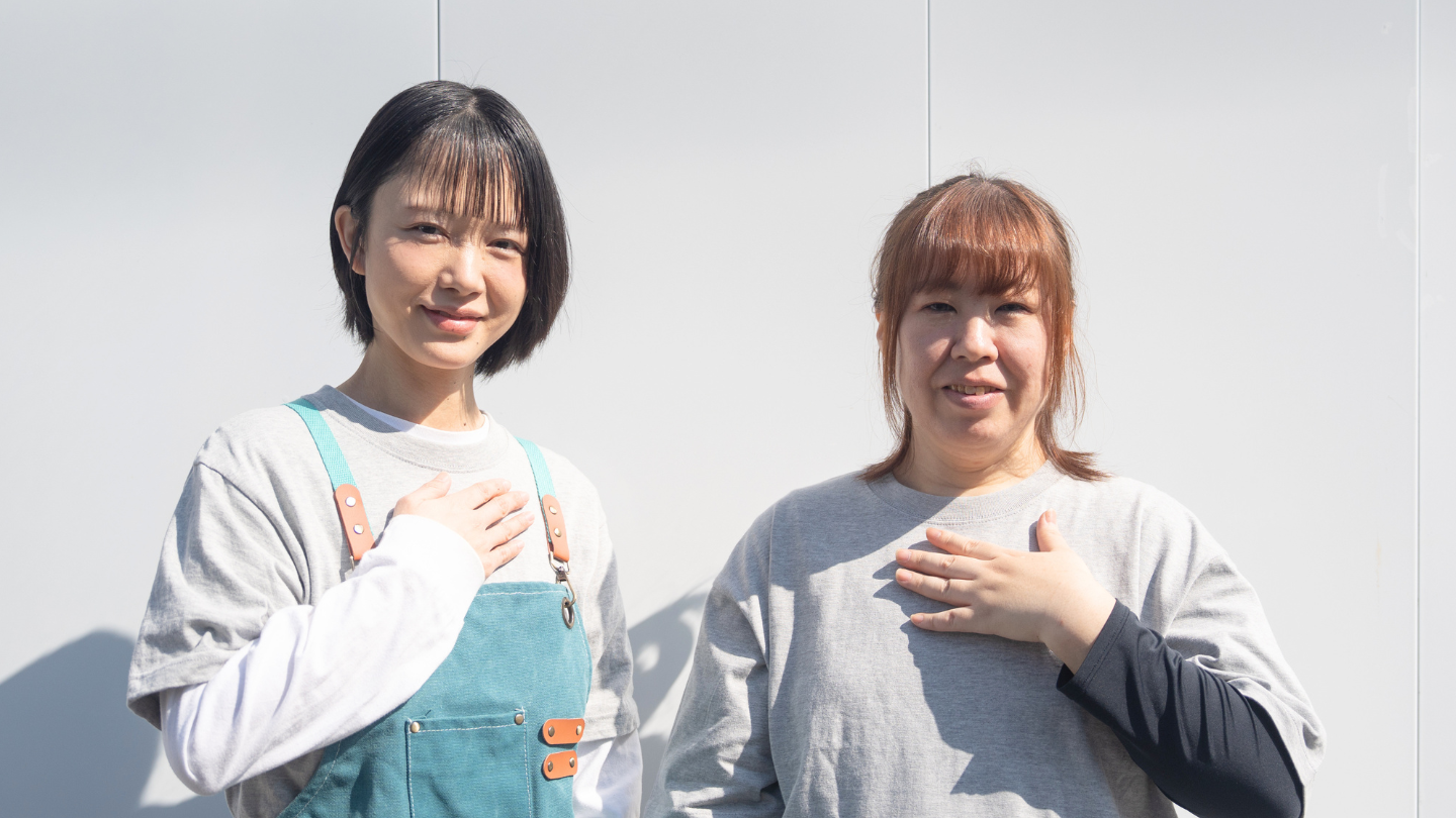 女性スタッフが笑顔で対応するイメージ