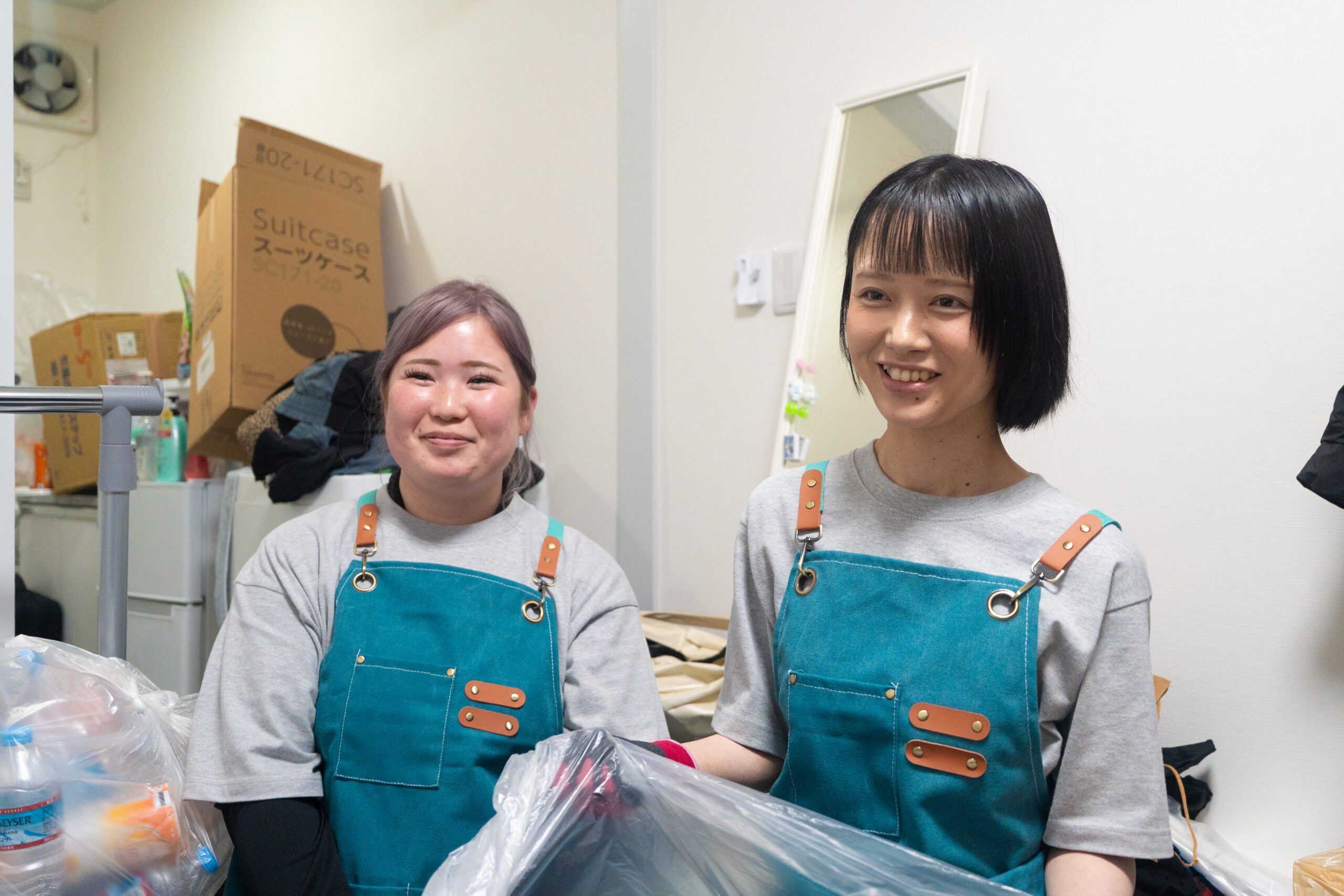 女性スタッフがお客様の片付けに寄り添う様子